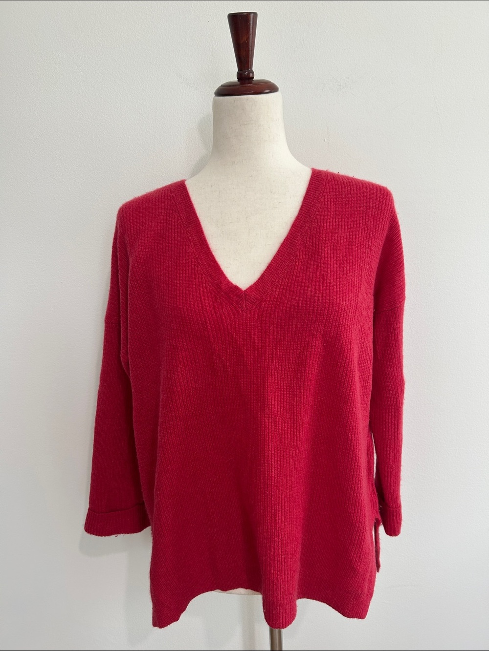 Velvet by Graham and Spencer 100% Cashmere Sweater V Neck Size Medium